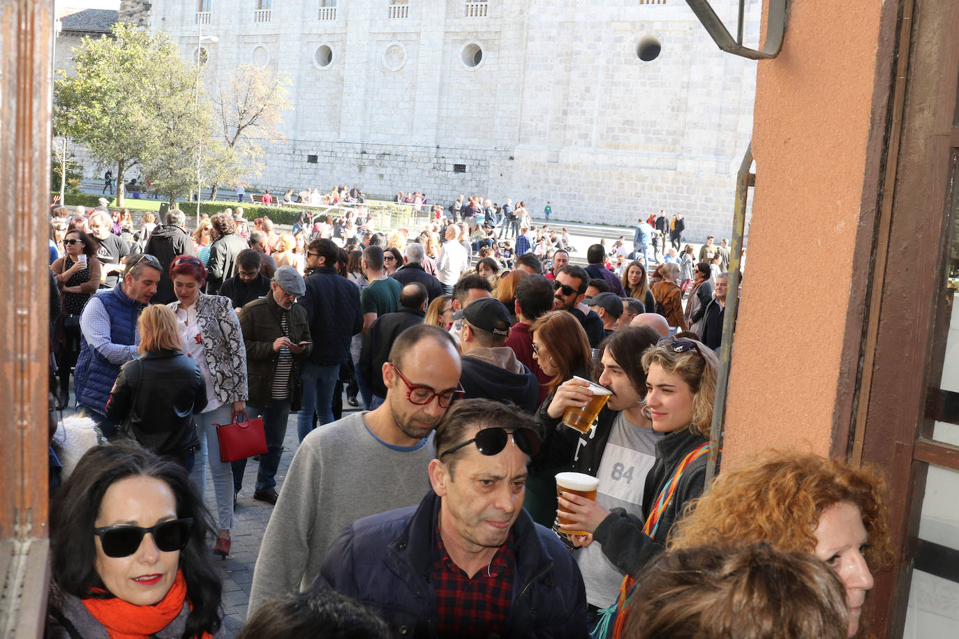 Cientos de personas han participado en la mañana de este domingo en la fiesta de despedida del mítico bar Penicilino, que reabrirá cuando se reforme el edificio. 