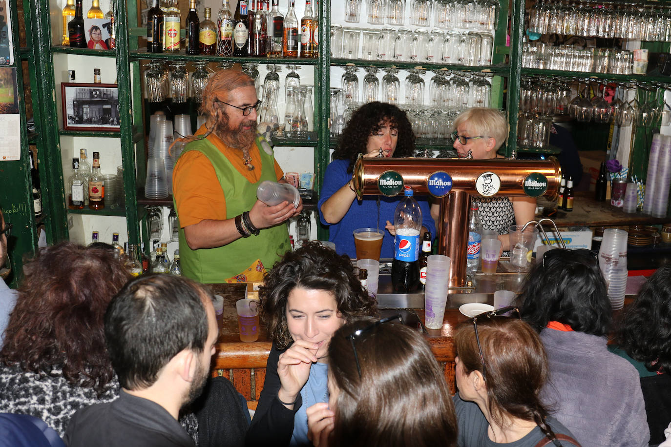 Cientos de personas han participado en la mañana de este domingo en la fiesta de despedida del mítico bar Penicilino, que reabrirá cuando se reforme el edificio. 