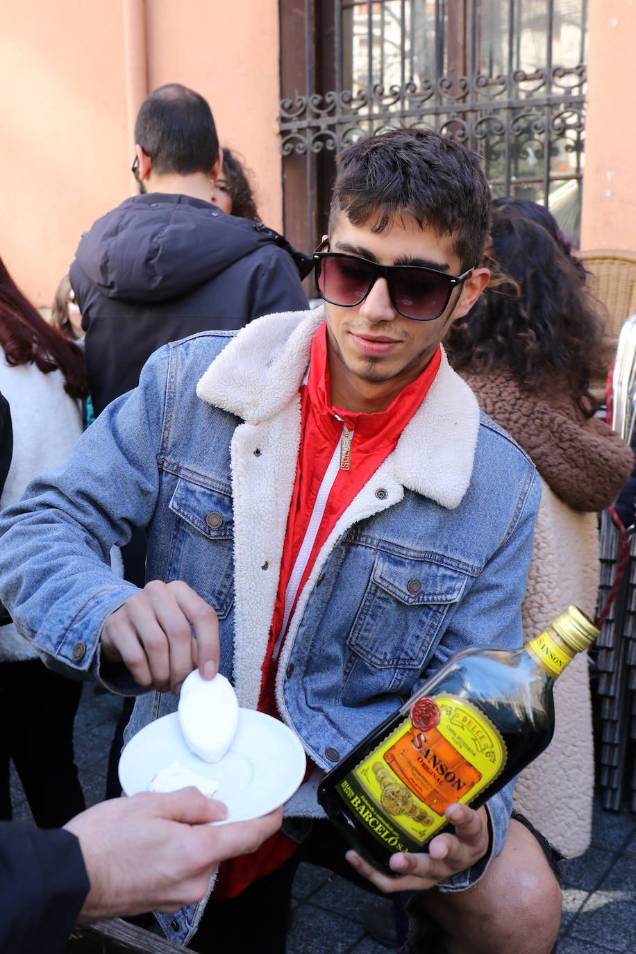 Cientos de personas han participado en la mañana de este domingo en la fiesta de despedida del mítico bar Penicilino, que reabrirá cuando se reforme el edificio. 