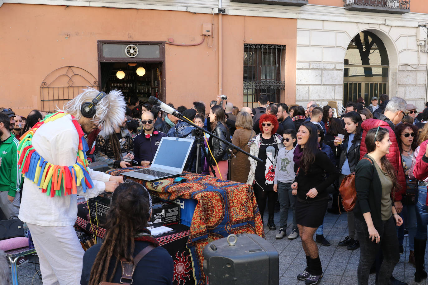 Cientos de personas han participado en la mañana de este domingo en la fiesta de despedida del mítico bar Penicilino, que reabrirá cuando se reforme el edificio. 