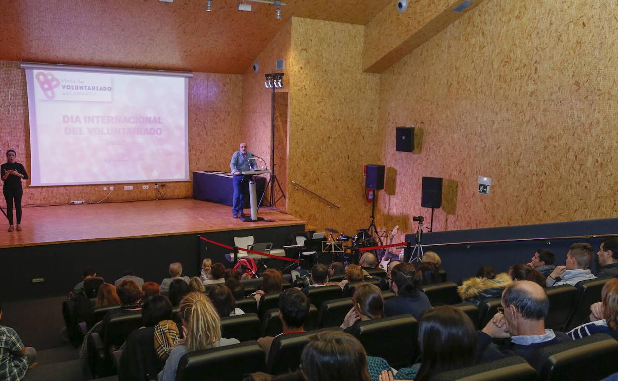 Una actividad con voluntarios en el centro municipal integrado JuliánSánchez El Charro