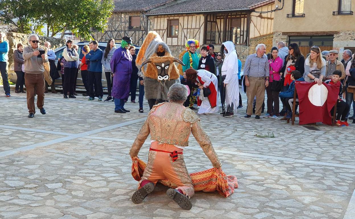 Varios miembros de la Asociación Cultural Cateja Teatro acudieron en la tarde de ayer a Villanueva del Conde para dar vida a La Tora. 