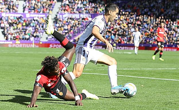 Moyano se lleva la pelota ante Lumor, del Mallorca, en la última victoria del Real Valladolid en el Nuevo José Zorrilla.