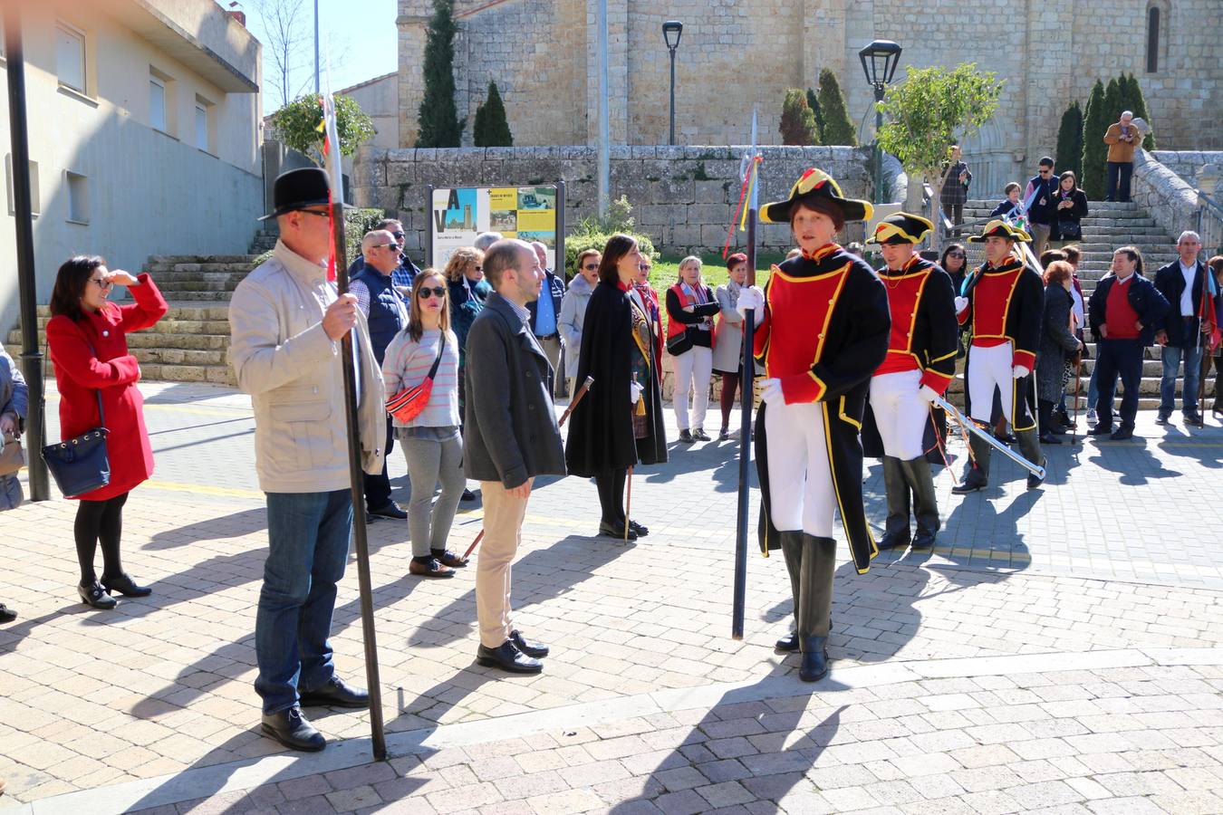 Los niños portaron los banderines durante la celebración y los hermanos de la Cofradía de Ánimas desfilaron por las principales calles de la localidad