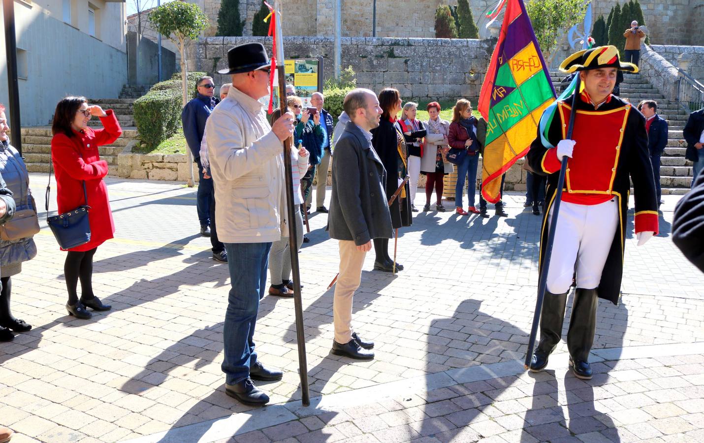 Los niños portaron los banderines durante la celebración y los hermanos de la Cofradía de Ánimas desfilaron por las principales calles de la localidad