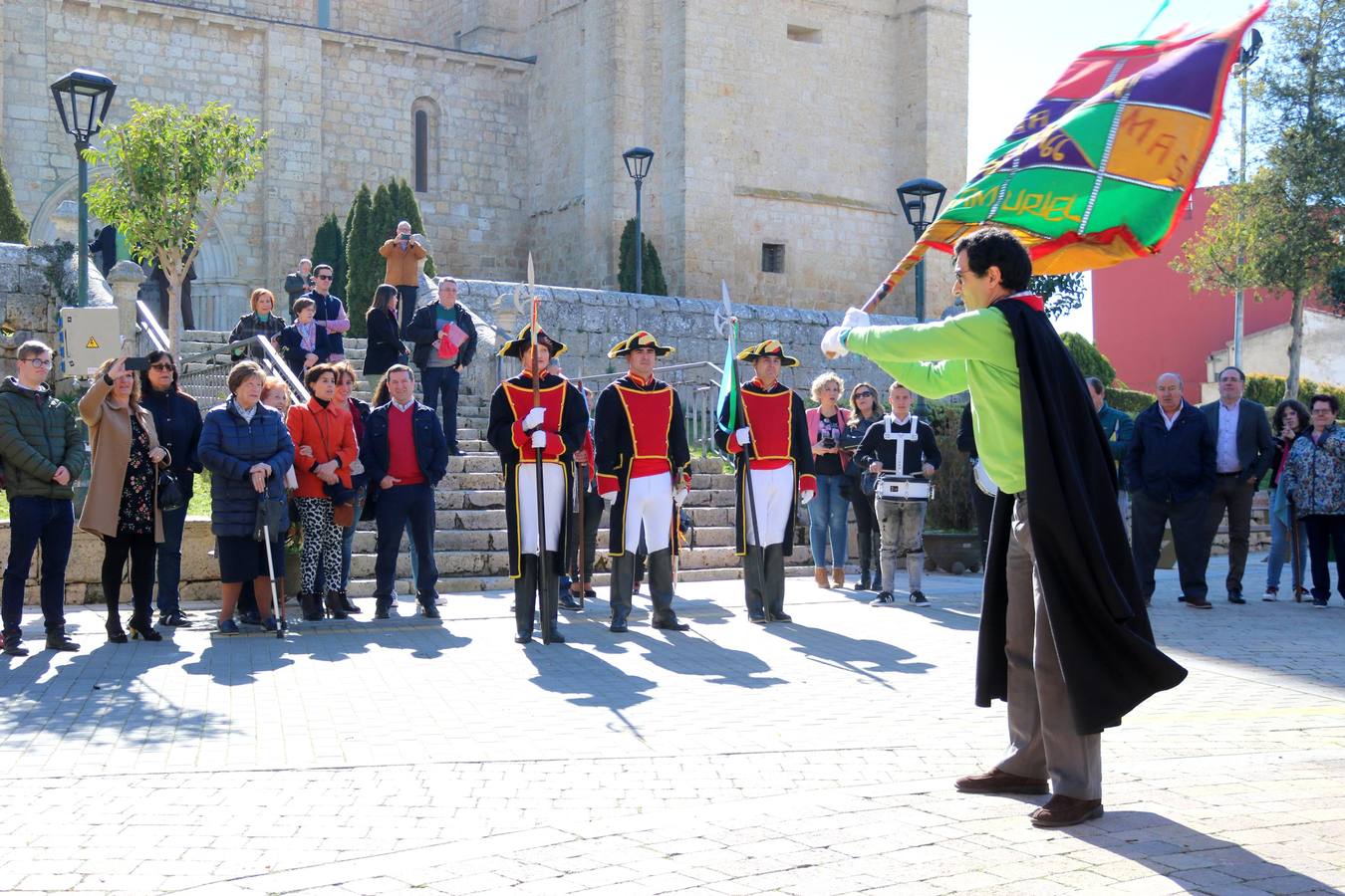 Los niños portaron los banderines durante la celebración y los hermanos de la Cofradía de Ánimas desfilaron por las principales calles de la localidad