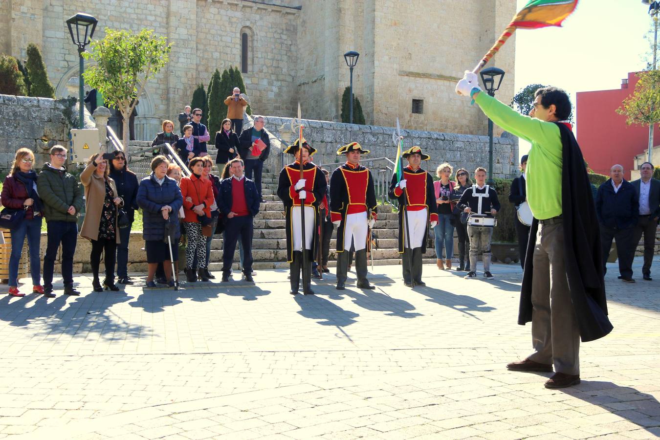 Los niños portaron los banderines durante la celebración y los hermanos de la Cofradía de Ánimas desfilaron por las principales calles de la localidad