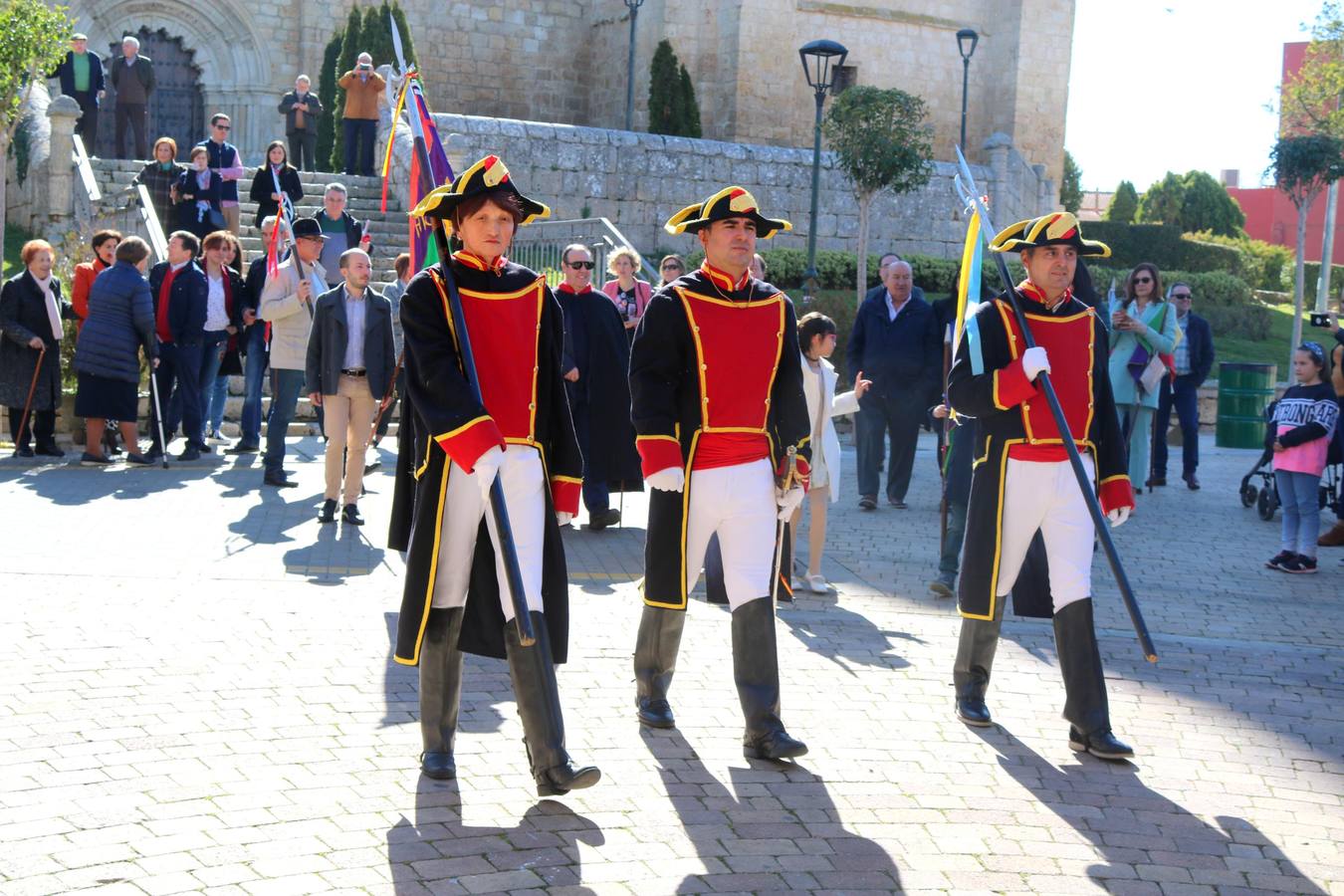 Los niños portaron los banderines durante la celebración y los hermanos de la Cofradía de Ánimas desfilaron por las principales calles de la localidad