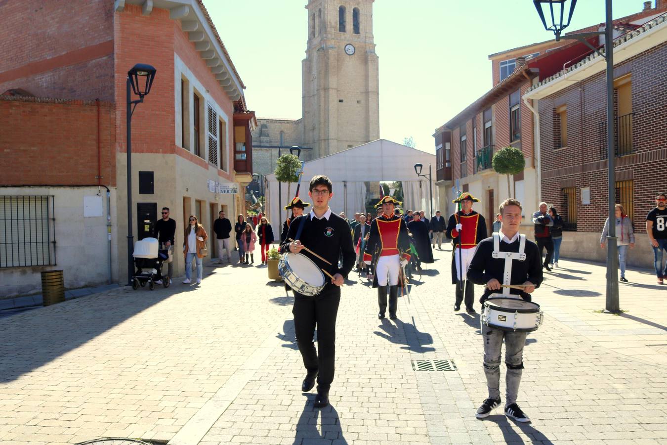 Los niños portaron los banderines durante la celebración y los hermanos de la Cofradía de Ánimas desfilaron por las principales calles de la localidad