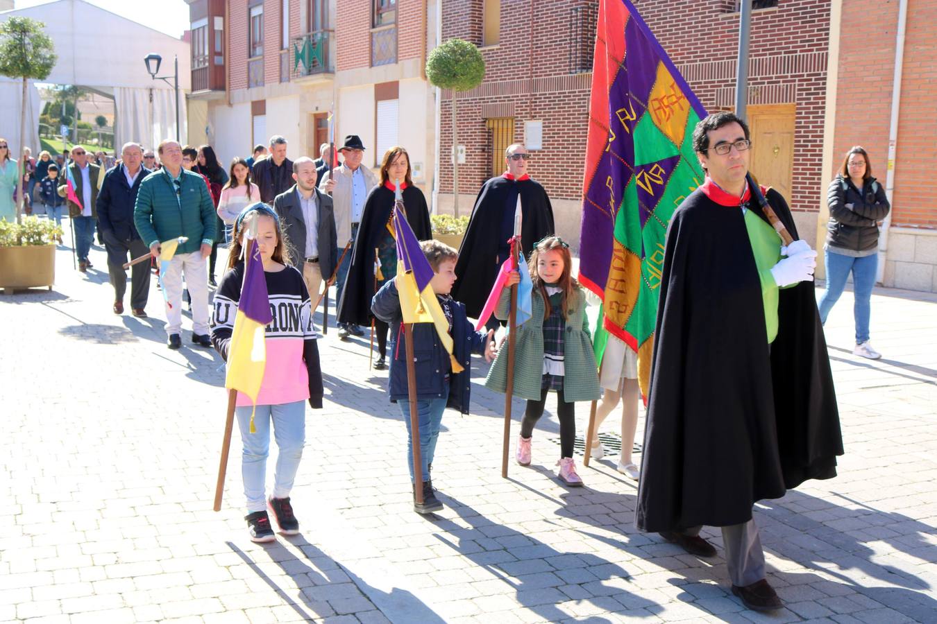 Los niños portaron los banderines durante la celebración y los hermanos de la Cofradía de Ánimas desfilaron por las principales calles de la localidad