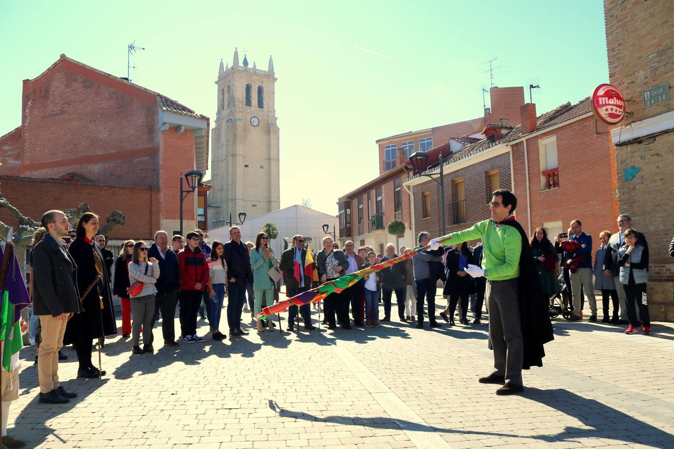 Los niños portaron los banderines durante la celebración y los hermanos de la Cofradía de Ánimas desfilaron por las principales calles de la localidad