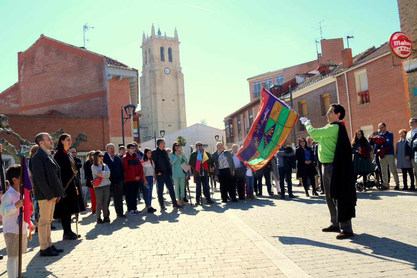 Los niños portaron los banderines durante la celebración y los hermanos de la Cofradía de Ánimas desfilaron por las principales calles de la localidad