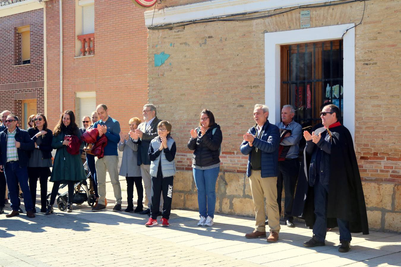 Los niños portaron los banderines durante la celebración y los hermanos de la Cofradía de Ánimas desfilaron por las principales calles de la localidad