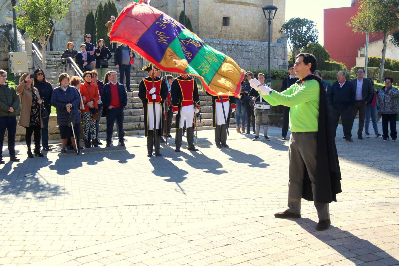 Los niños portaron los banderines durante la celebración y los hermanos de la Cofradía de Ánimas desfilaron por las principales calles de la localidad