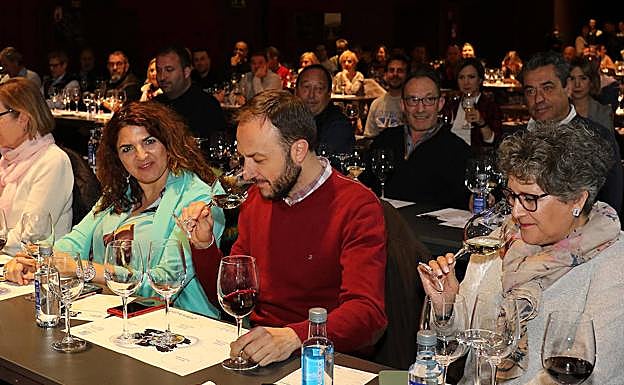 Los asistentes a El Club de Catas oliendo el primero de los vinos