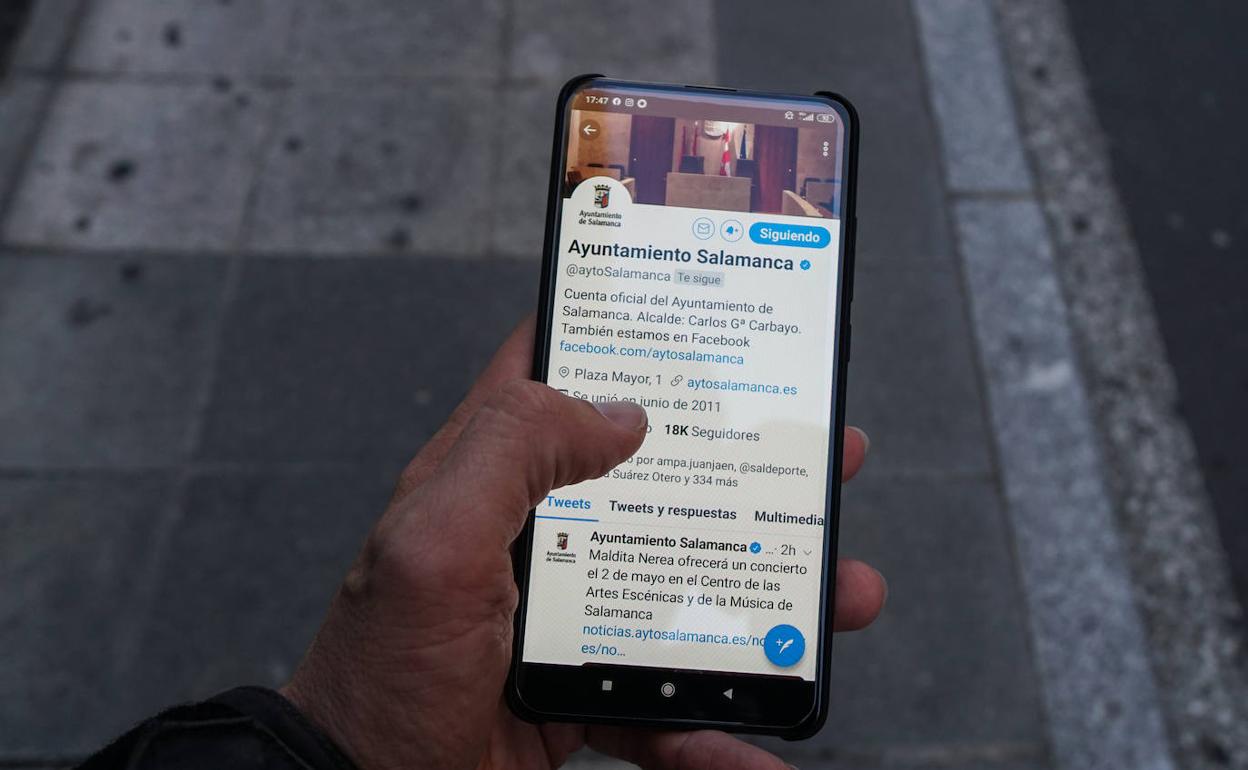 Una persona observa el Twitter del Ayuntamiento de Salamanca. 