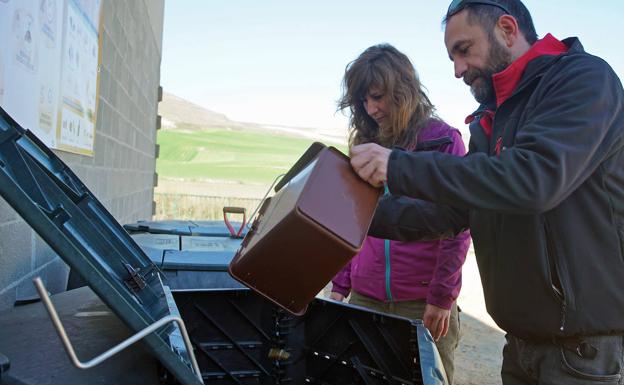 Vecinos de Castrodeza reciclando sus residuos orgánicos en la compostadora del centro municipal homologado. 