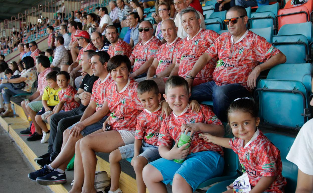 Seguidores del CD Guijuelo en el Helmántico en el derbi de la temporada pasada. 