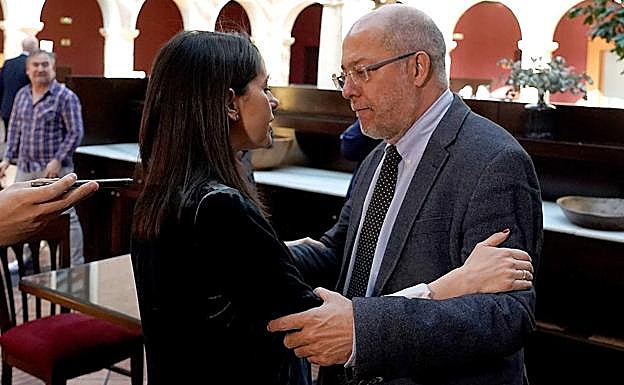 Arrimadas e Igea dialogan en el acto de Valladolid. 