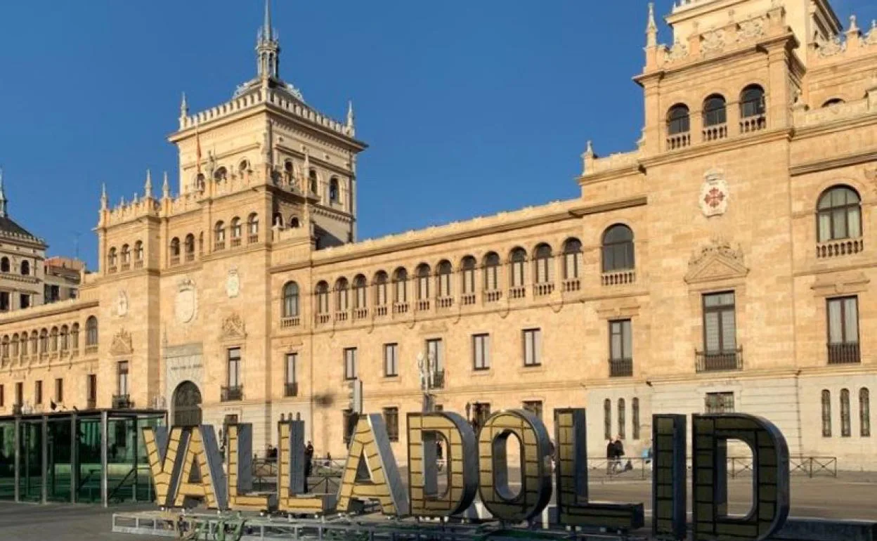 Prueba del Ayuntamiento de Valladolid delante de la fachada de la Academia de Caballería. 