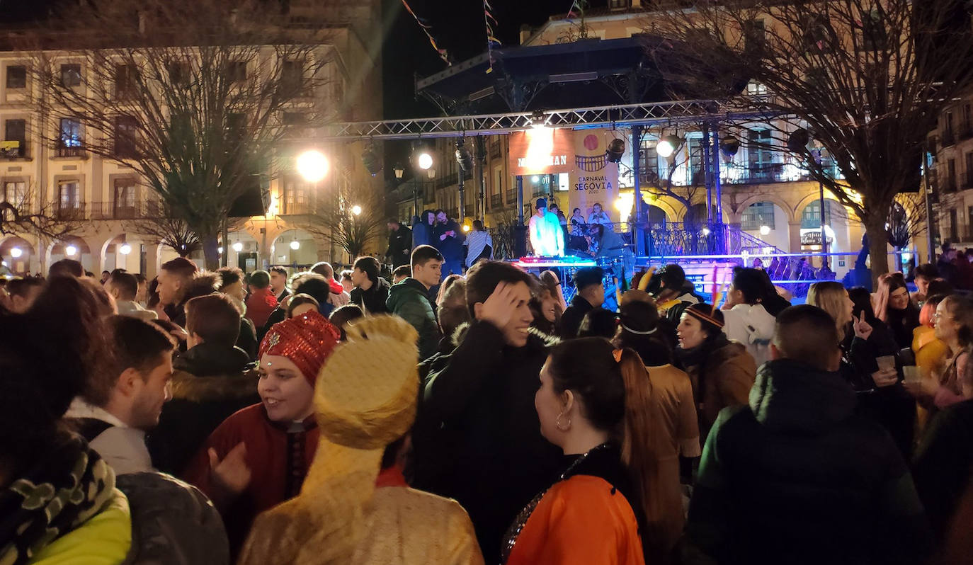 Cientos de jóvenes en la Plaza Mayor durante la sesión de música electrónica el sábado de carnaval.