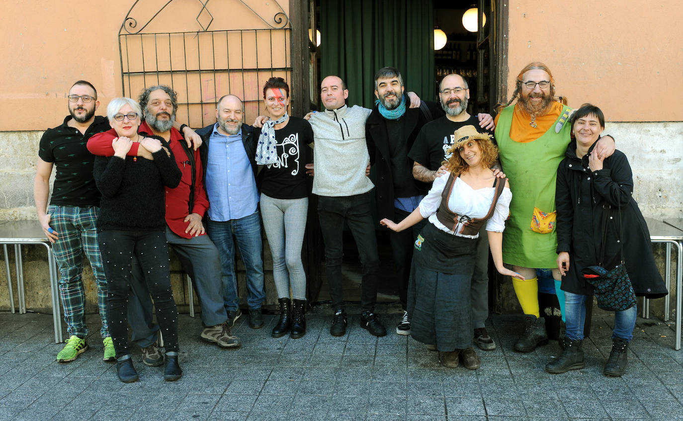 Cientos de personas han participado en la mañana de este domingo en la fiesta de despedida del mítico bar Penicilino, que reabrirá cuando se reforme el edificio. 