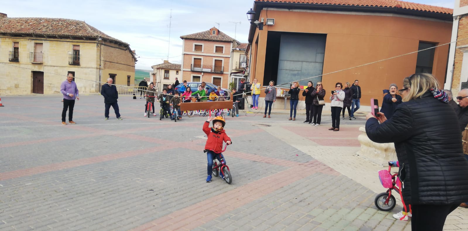 Los más pequeños de la localidad vallisoletana cambian los caballos por sus bicis en la carrera de cintas. 