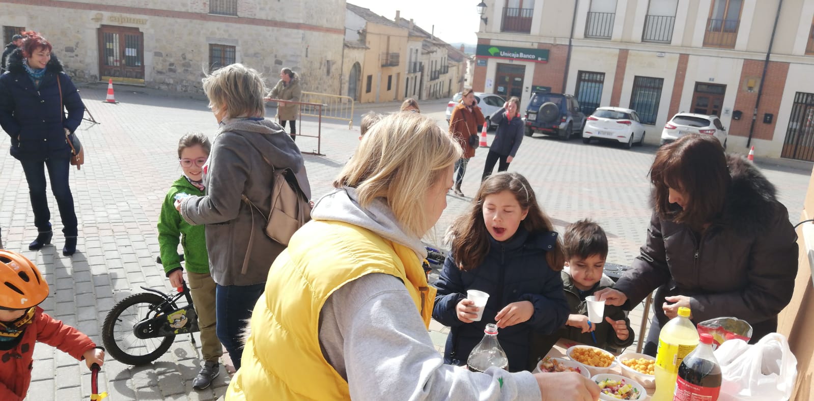 Los más pequeños de la localidad vallisoletana cambian los caballos por sus bicis en la carrera de cintas. 