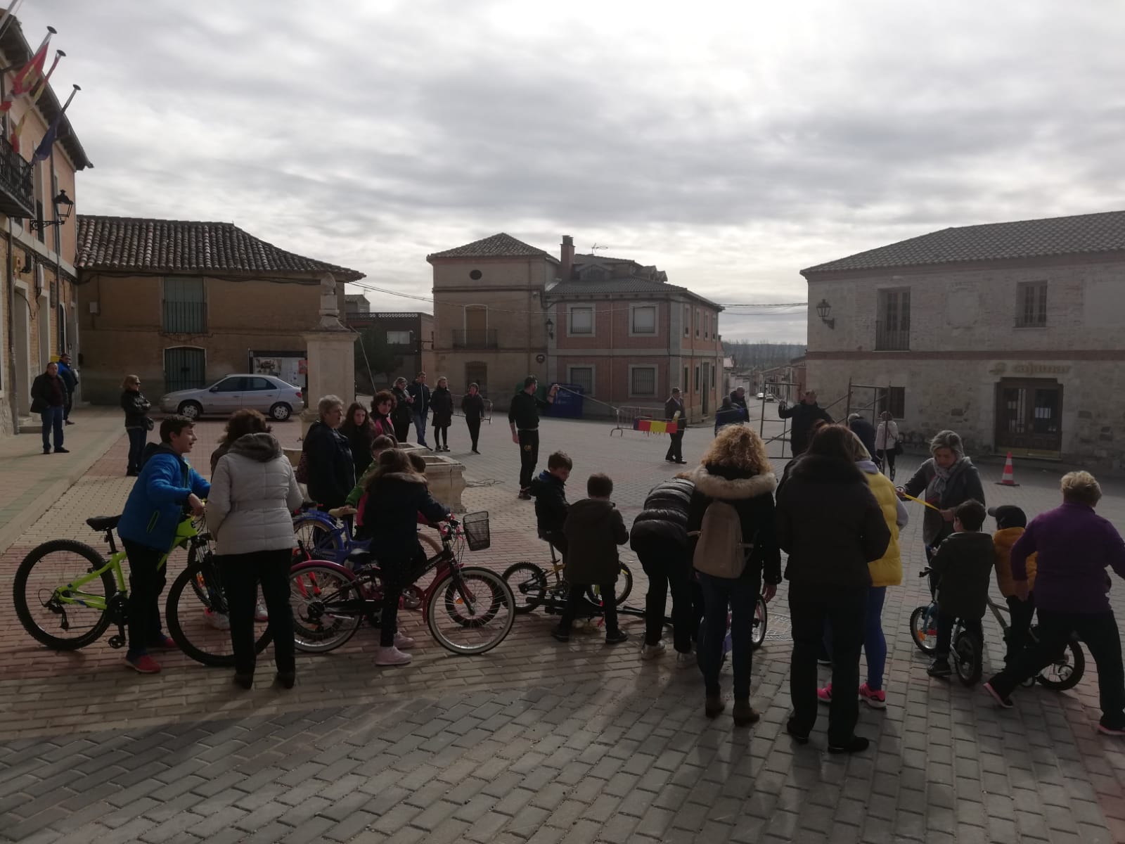 Los más pequeños de la localidad vallisoletana cambian los caballos por sus bicis en la carrera de cintas. 