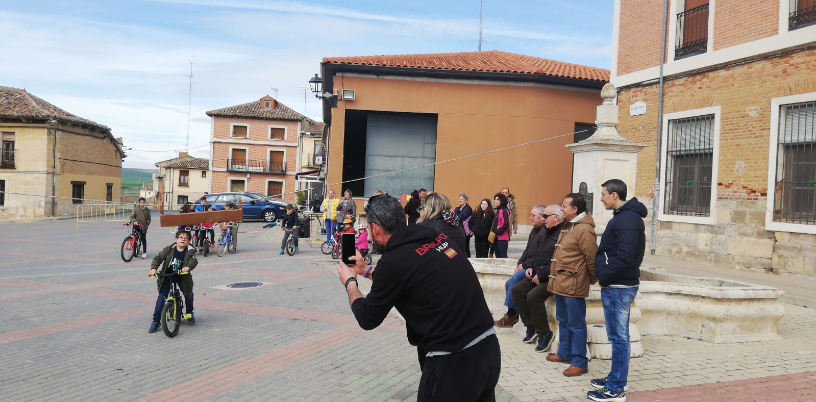 Los más pequeños de la localidad vallisoletana cambian los caballos por sus bicis en la carrera de cintas. 