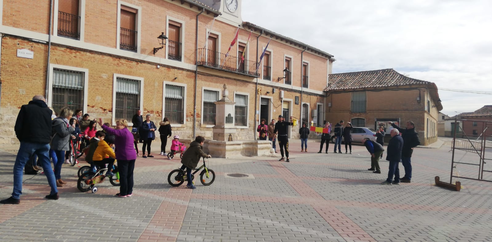 Los más pequeños de la localidad vallisoletana cambian los caballos por sus bicis en la carrera de cintas. 