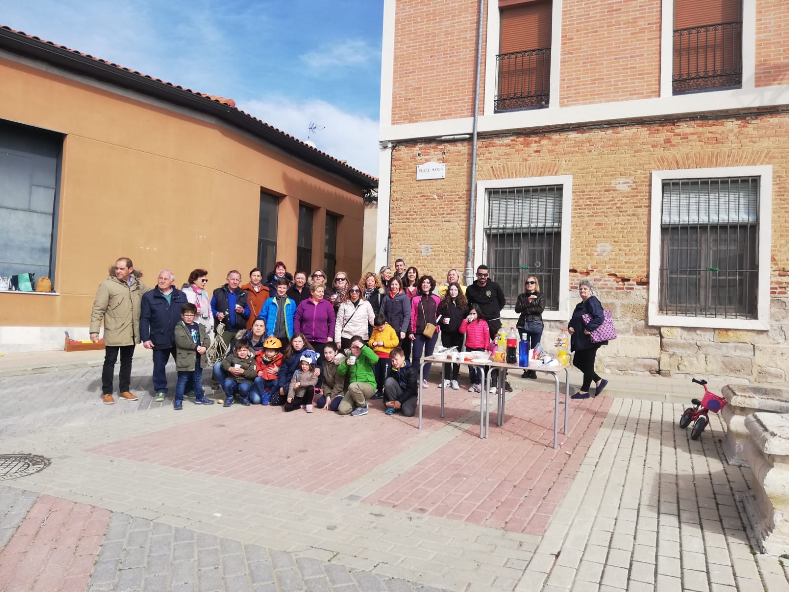 Los más pequeños de la localidad vallisoletana cambian los caballos por sus bicis en la carrera de cintas. 