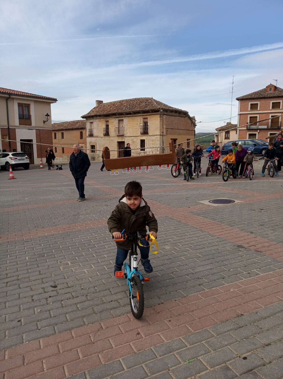 Los más pequeños de la localidad vallisoletana cambian los caballos por sus bicis en la carrera de cintas. 