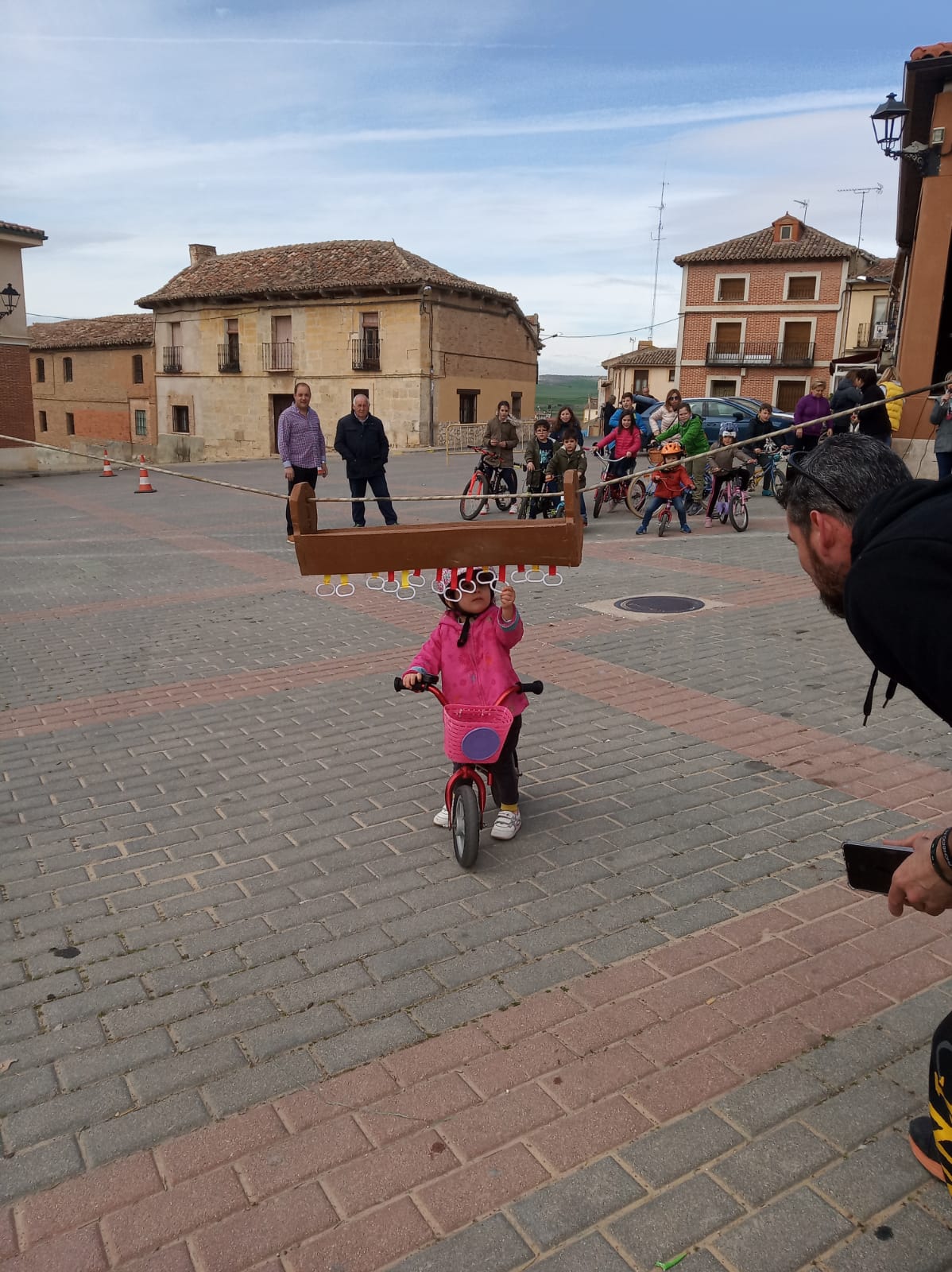 Los más pequeños de la localidad vallisoletana cambian los caballos por sus bicis en la carrera de cintas. 