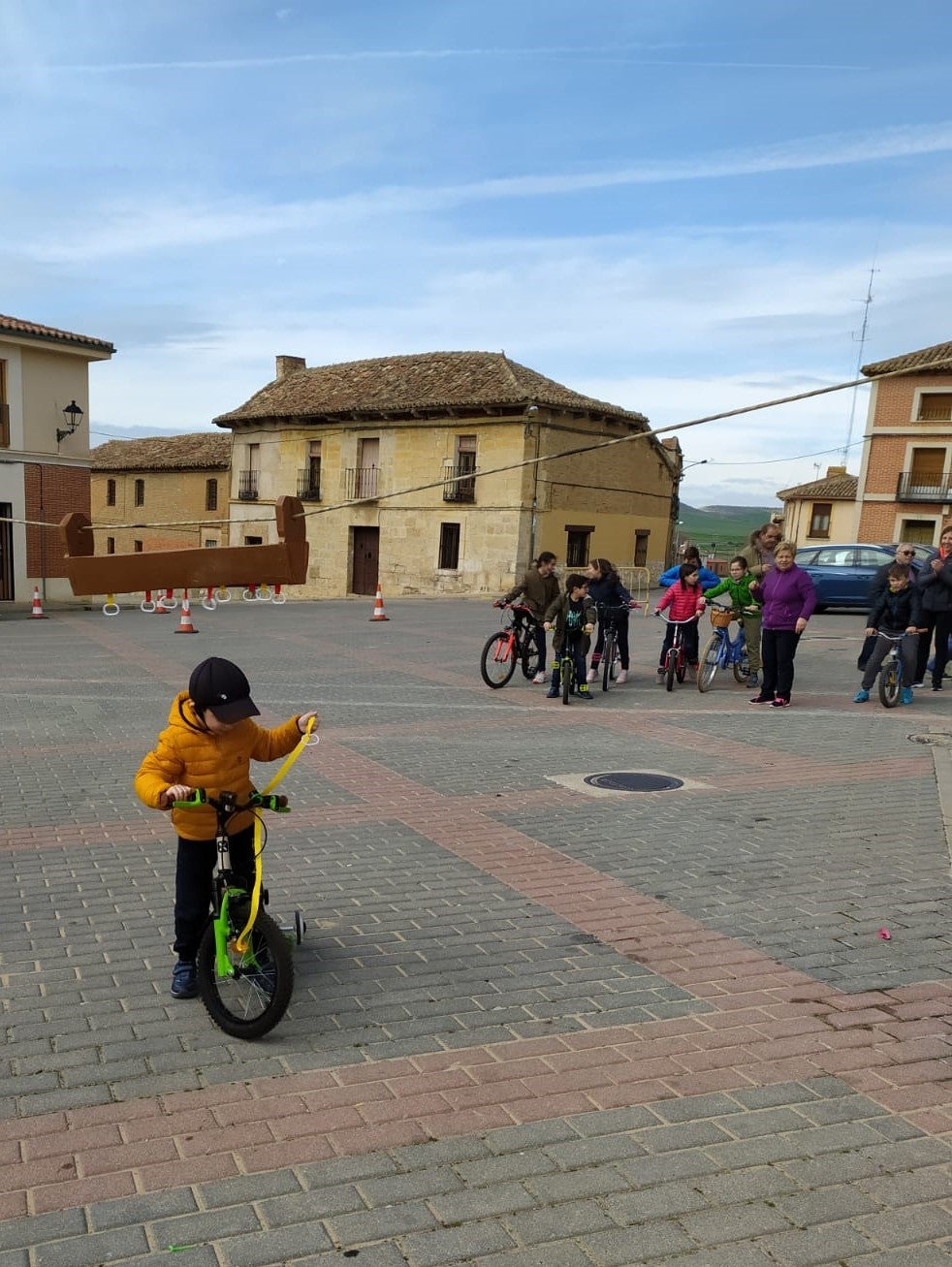 Los más pequeños de la localidad vallisoletana cambian los caballos por sus bicis en la carrera de cintas. 