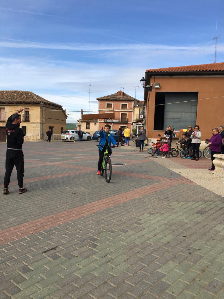 Los más pequeños de la localidad vallisoletana cambian los caballos por sus bicis en la carrera de cintas. 