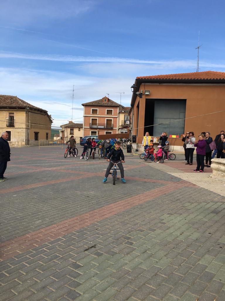 Los más pequeños de la localidad vallisoletana cambian los caballos por sus bicis en la carrera de cintas. 