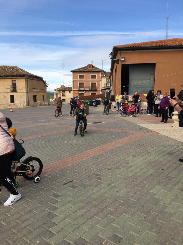 Los más pequeños de la localidad vallisoletana cambian los caballos por sus bicis en la carrera de cintas. 