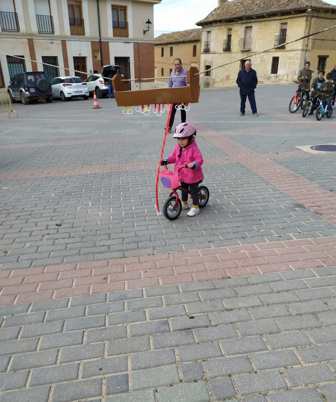 Los más pequeños de la localidad vallisoletana cambian los caballos por sus bicis en la carrera de cintas. 