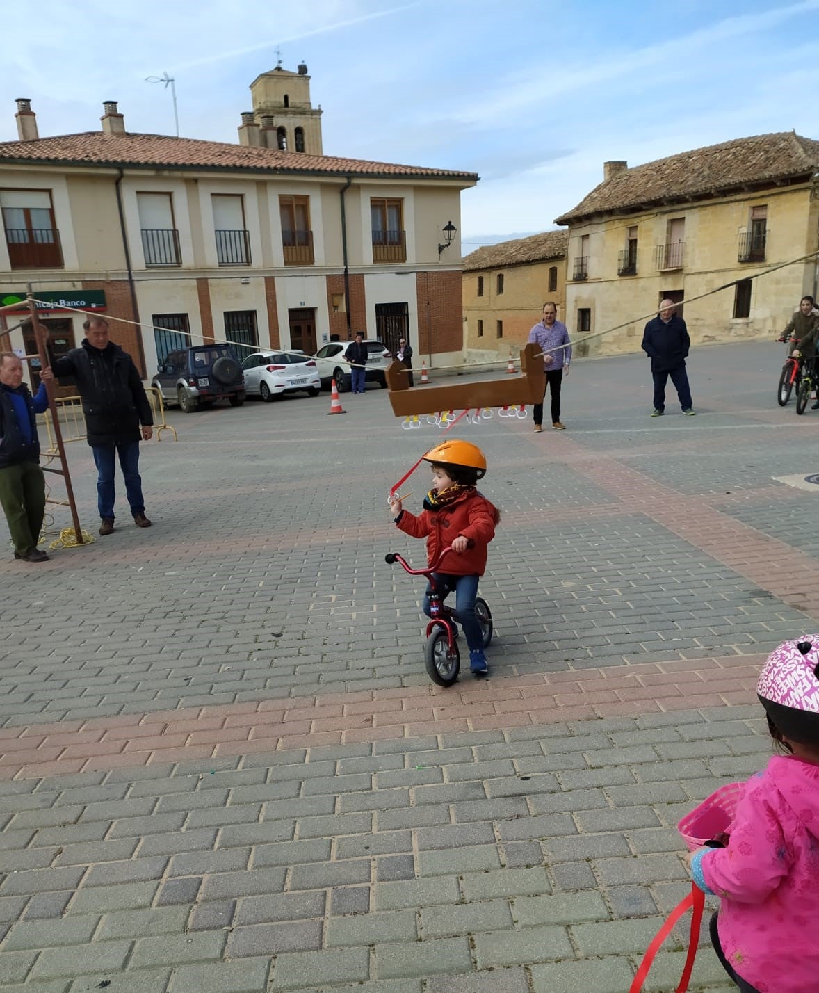 Los más pequeños de la localidad vallisoletana cambian los caballos por sus bicis en la carrera de cintas. 