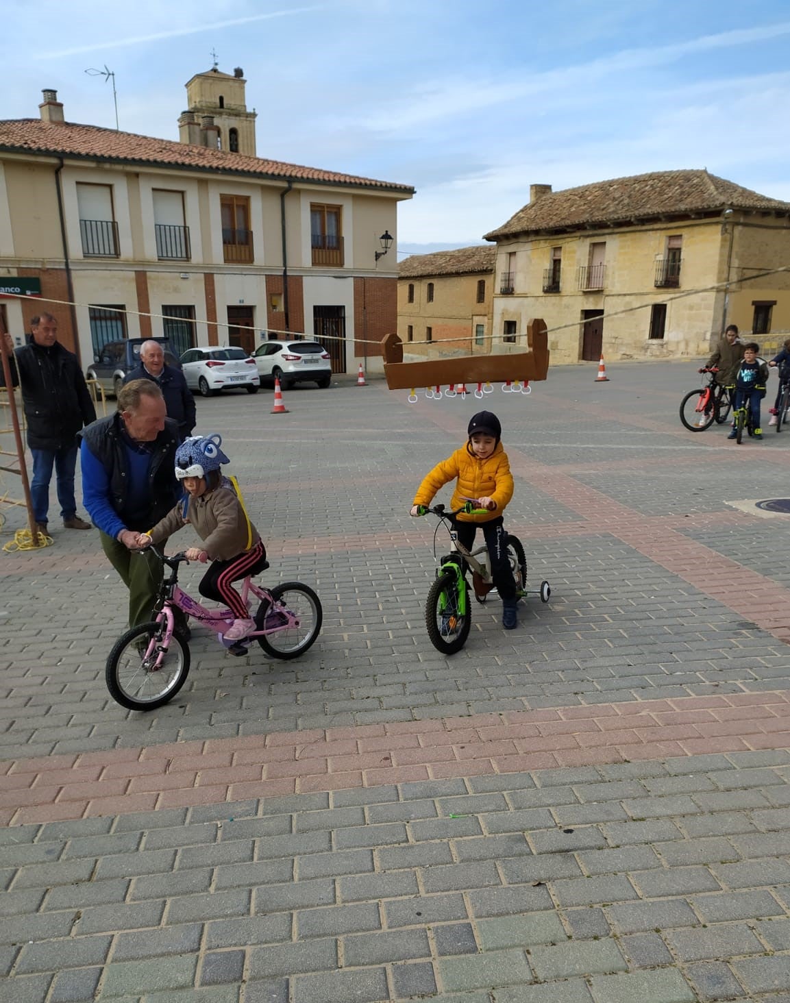 Los más pequeños de la localidad vallisoletana cambian los caballos por sus bicis en la carrera de cintas. 