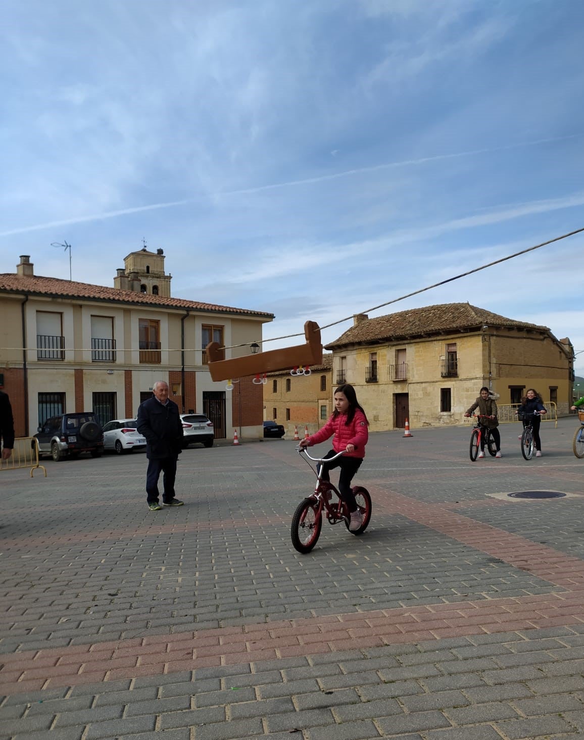 Los más pequeños de la localidad vallisoletana cambian los caballos por sus bicis en la carrera de cintas. 