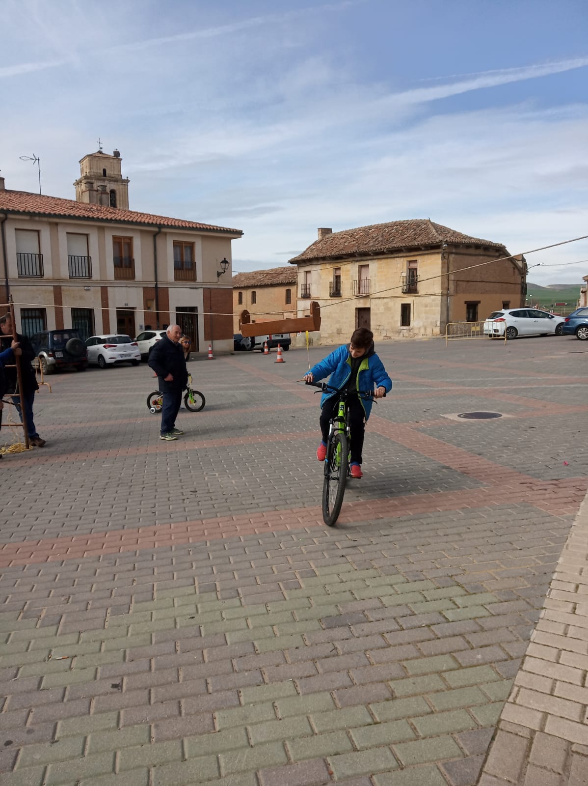 Los más pequeños de la localidad vallisoletana cambian los caballos por sus bicis en la carrera de cintas. 