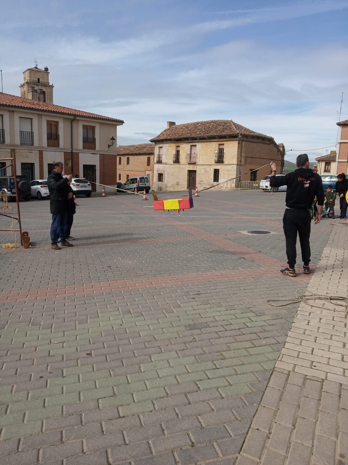 Los más pequeños de la localidad vallisoletana cambian los caballos por sus bicis en la carrera de cintas. 