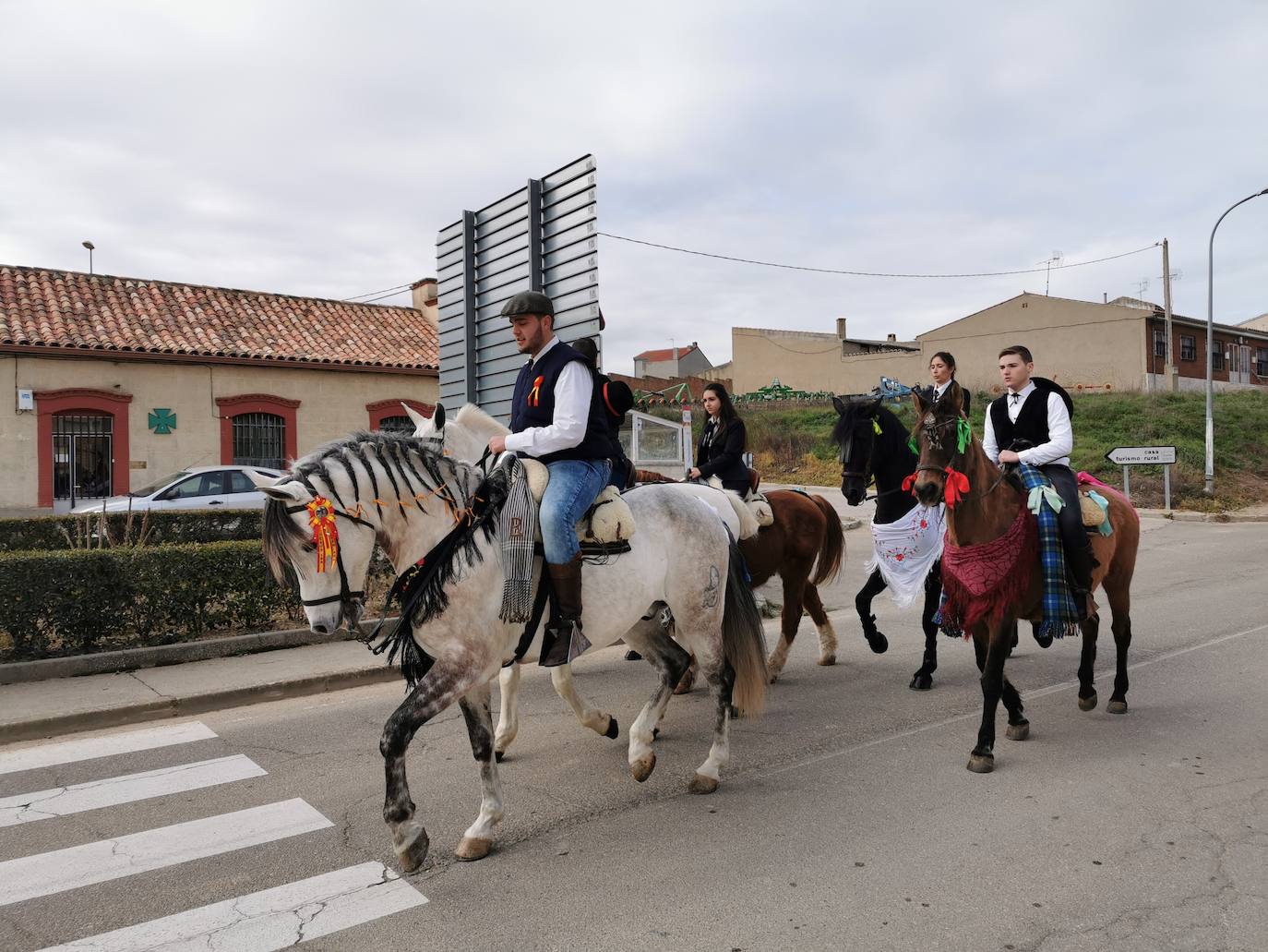 Los quintos cumplen con la tradición de carnaval. 