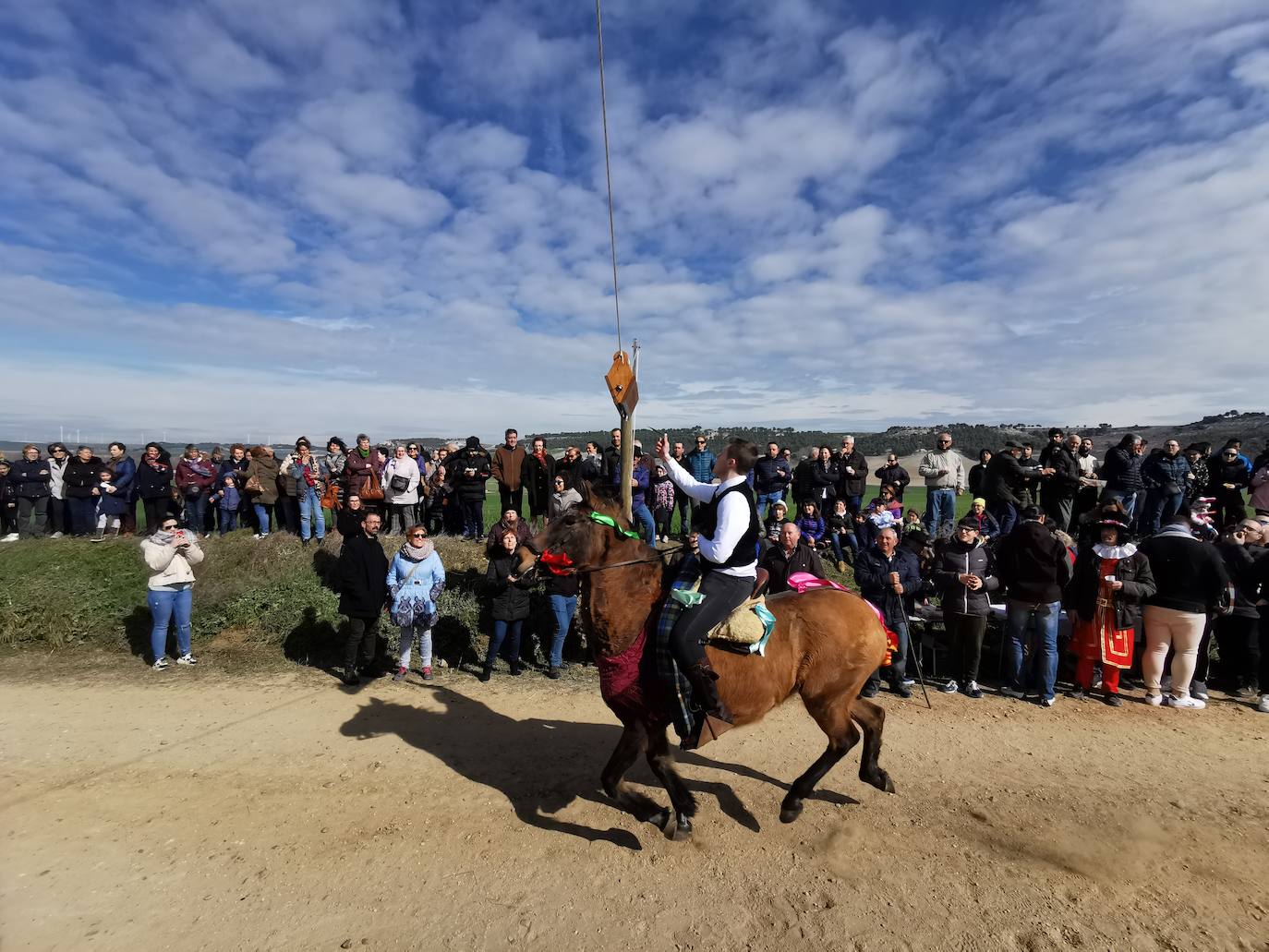 Los quintos cumplen con la tradición de carnaval. 