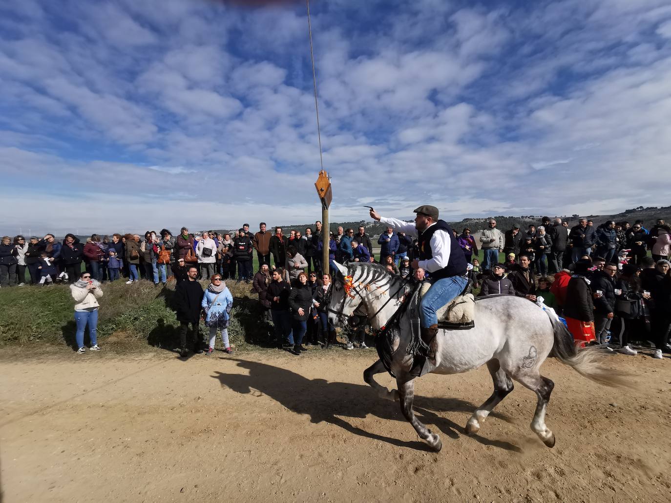 Los quintos cumplen con la tradición de carnaval. 