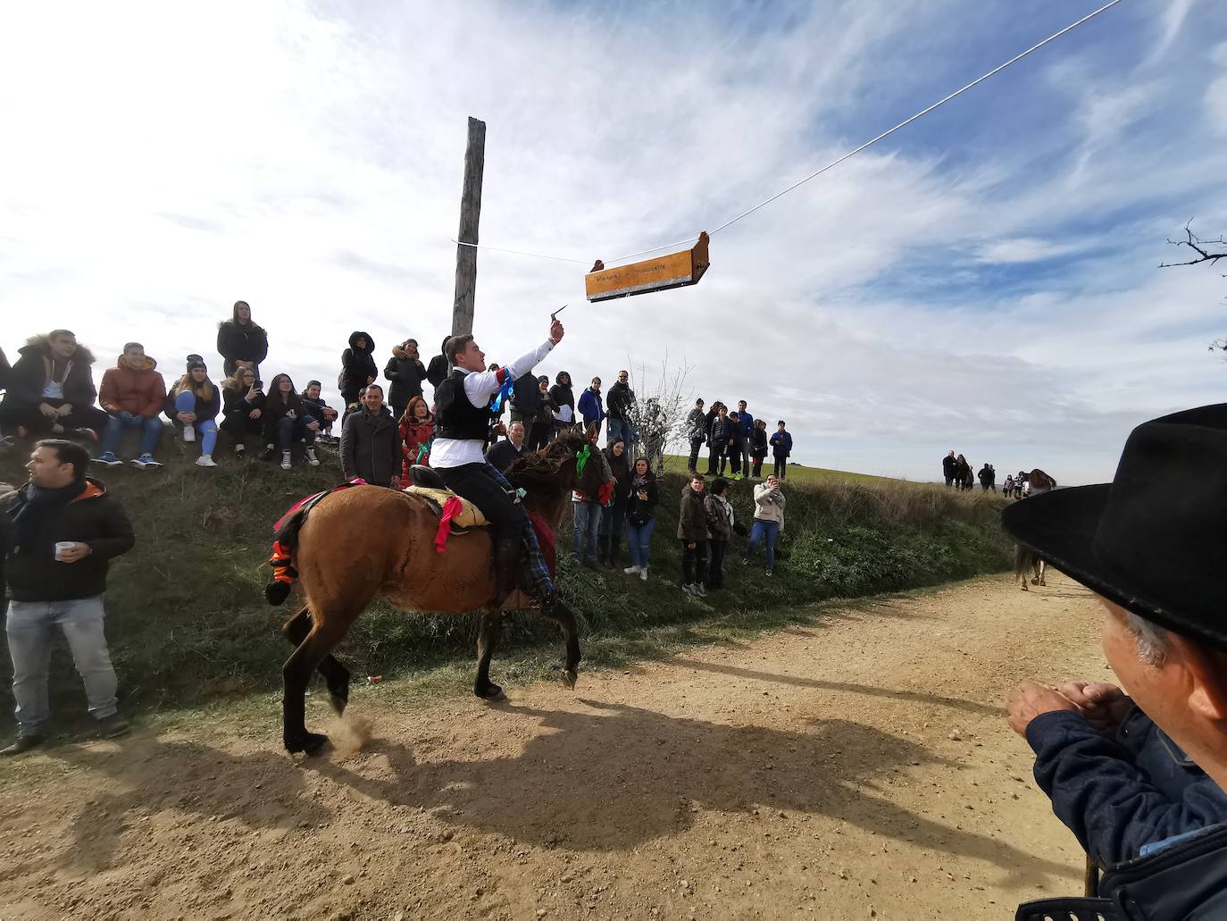 Los quintos cumplen con la tradición de carnaval. 