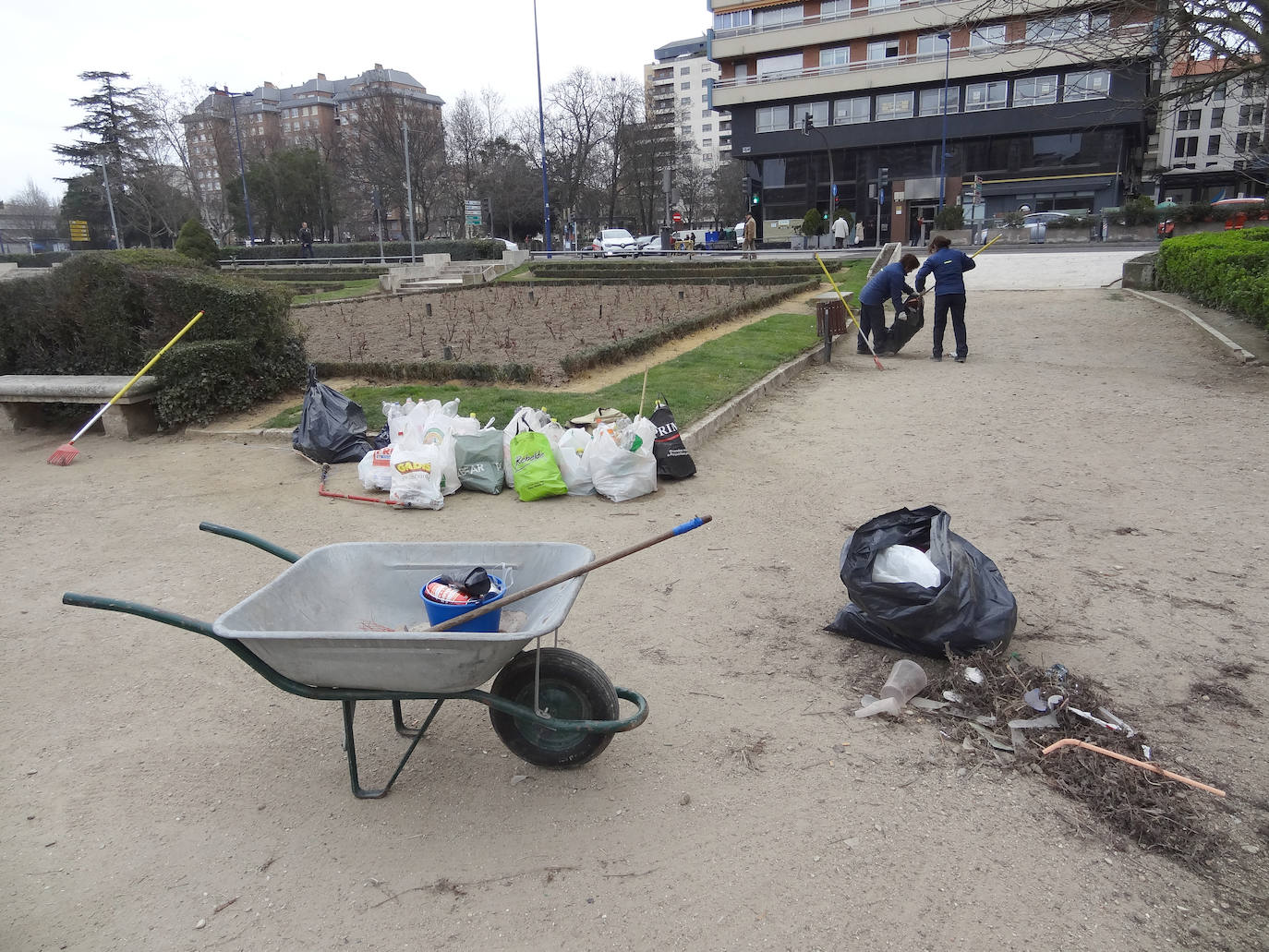 Restos del botellón de carnaval realizado por los jóvenes de la ciudad en el entorno de Las Moreras y La Rosaleda han dejado numerosos desperfectos y además, grandes cantidades de basura