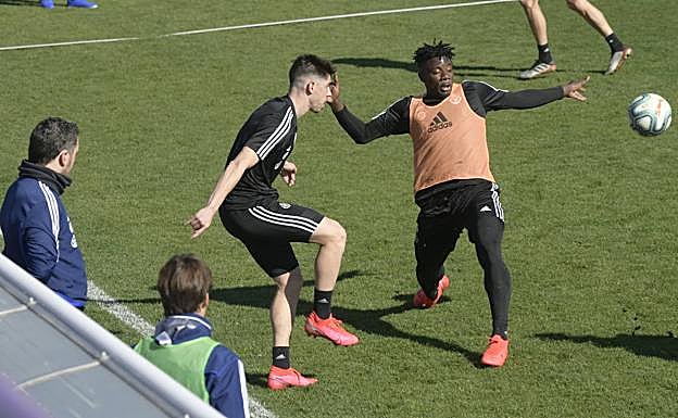 Sergio y Álvaro Rubio, junto a los banquillos de los Anexos, observan las evoluciones de Waldo y Salisu durante el entrenamiento del pasado sábado.